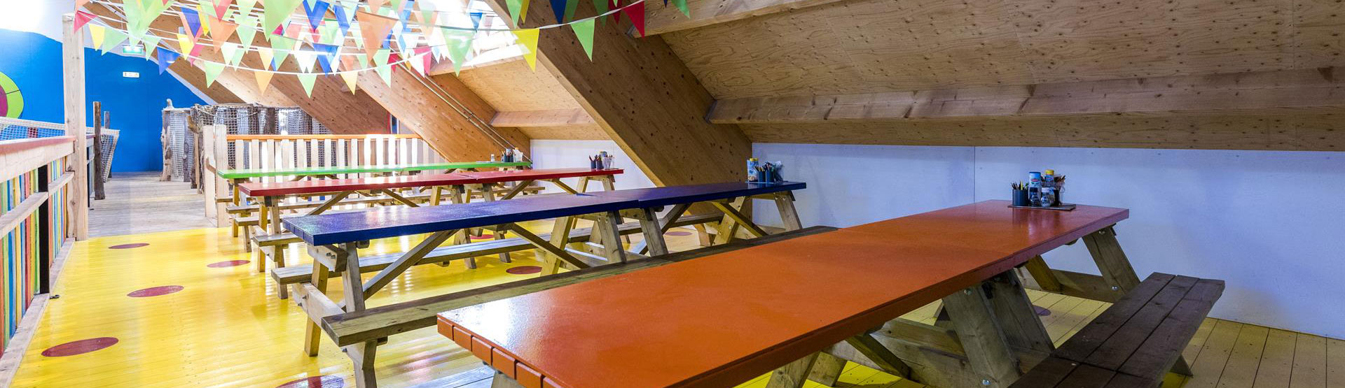 Picknick tafels voor de kinderfeestjes en schoolreizen.