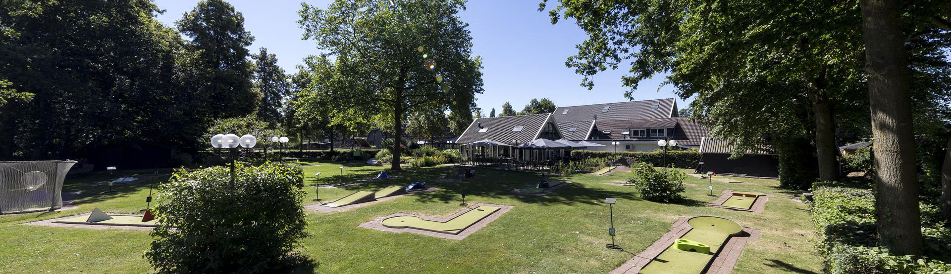 De 18 holes midgetgolfbaan met de Vierlinden op de achtergrond