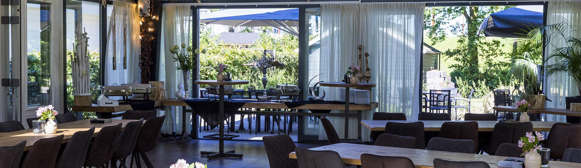 Onze Tuinkamer met aangrenzende terrassen en alle mogelijkheden voor een onvergetelijk feest.