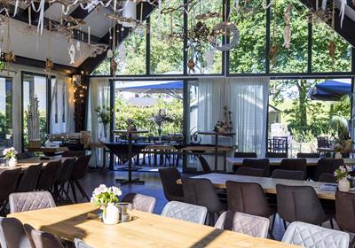 Een gezellige schoolreunie met oude schoolvrienen in Goes