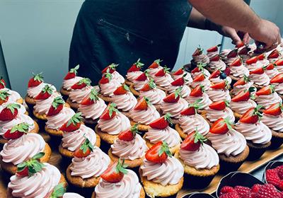 Gezelligheid tijdens een kraamfeest bij de Vierlinden